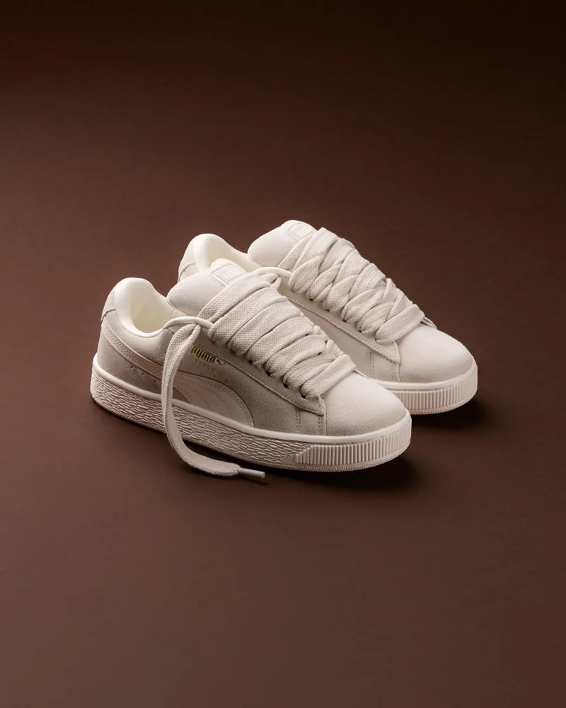 PUMA Suede XL Alpine Snow / Warm White — Chaussures Oriol Shoes Abomey-Calavi. Paire de baskets basses entièrement blanc cassé, empeigne en suède, logo Puma visible sur le côté, lacets larges ton sur ton et semelle extérieure en gomme texturée