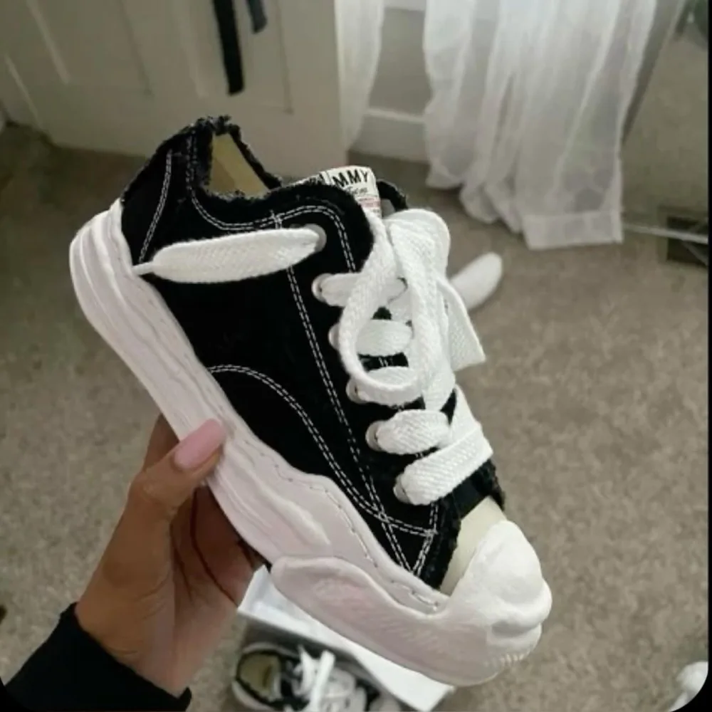 Tommy Jeans Heritage Chunky Sole Sneakers noir et blanc — Chaussures Oriol Shoes Abomey-Calavi. Basket basse noire avec empiècements et surpiqûres blanches, lacets blancs, embout blanc, semelle blanche épaisse et crantée ; inscription « JIMMY » visible sur la languette