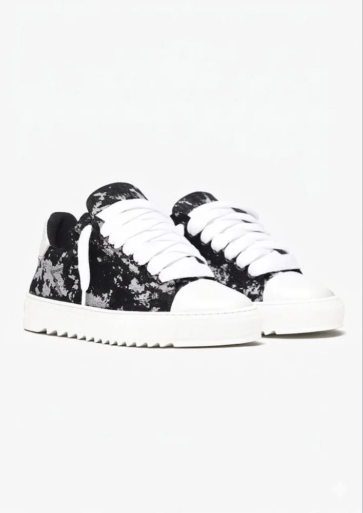 Chaussures montantes imprimé éclaboussures noir et blanc à semelle blanche — Chaussures Oriol Shoes Abomey-Calavi. Paire de baskets montantes, empiècements noirs à motif irrégulier gris et blanc, lacets et bout blancs, col noir, semelle épaisse blanche crantée