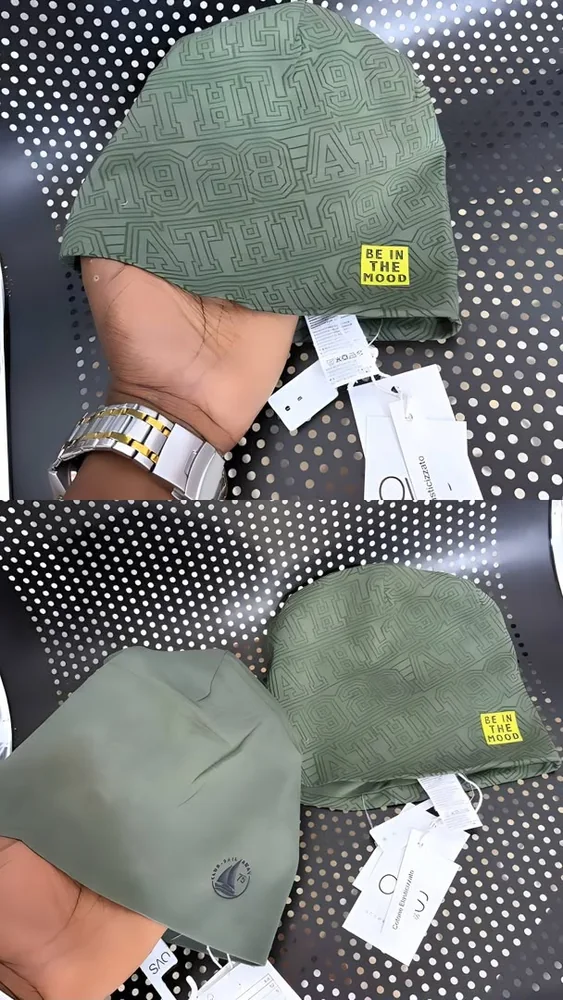 Montres & bijoux chez Oriol Shoes Abomey-Calavi — Bob souple vert sauge avec motif géométrique intégral ton sur ton, petite étiquette jaune contrastante « Be in the Mood » et accessoires d’étiquetage visibles ; un second bob et une pochette assortie apparaissent dans le visuel