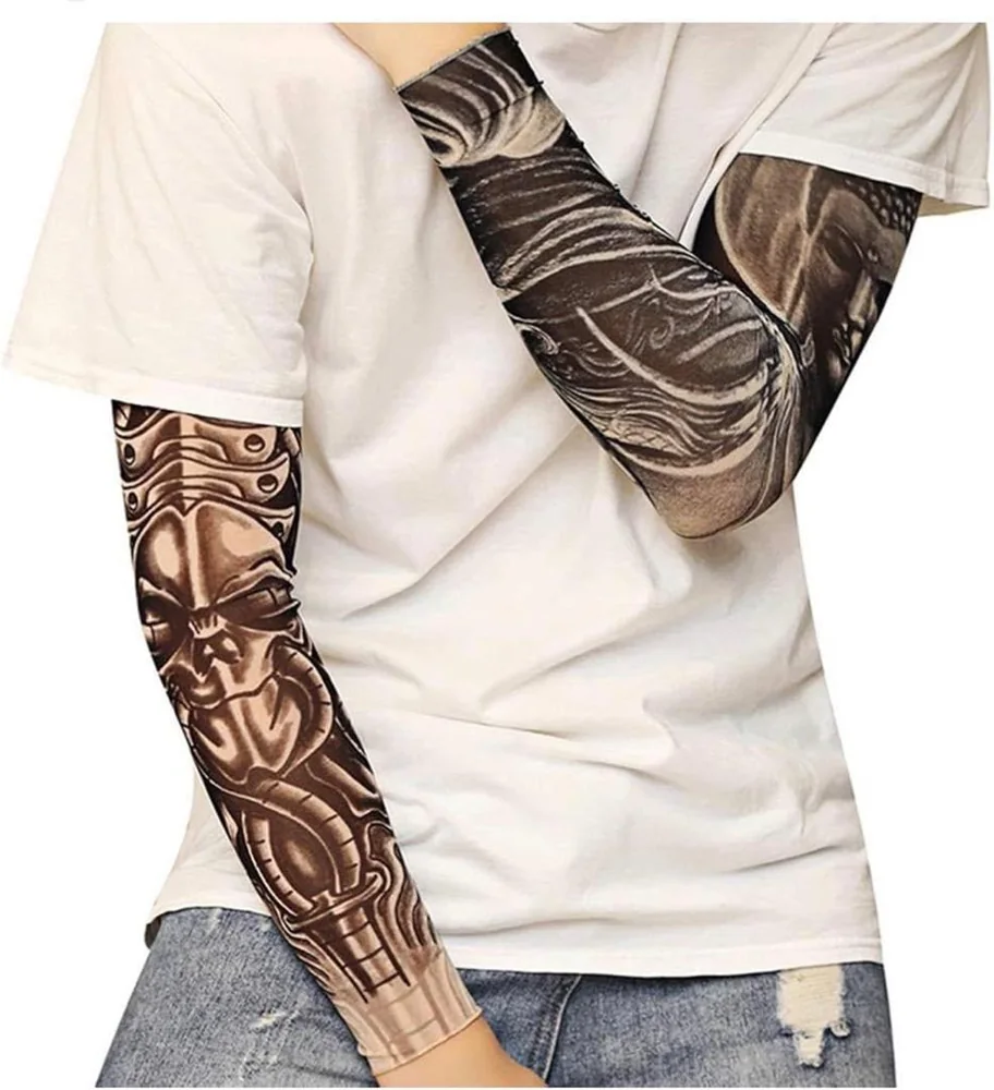 Vêtements chez Oriol Shoes Abomey-Calavi — Manches longues tubulaires à motifs de tatouages réalistes façon encre noire, brune et grise, portées sous un tee-shirt blanc à manches courtes ; motifs comprenant un visage de style robot et des lignes abstraites