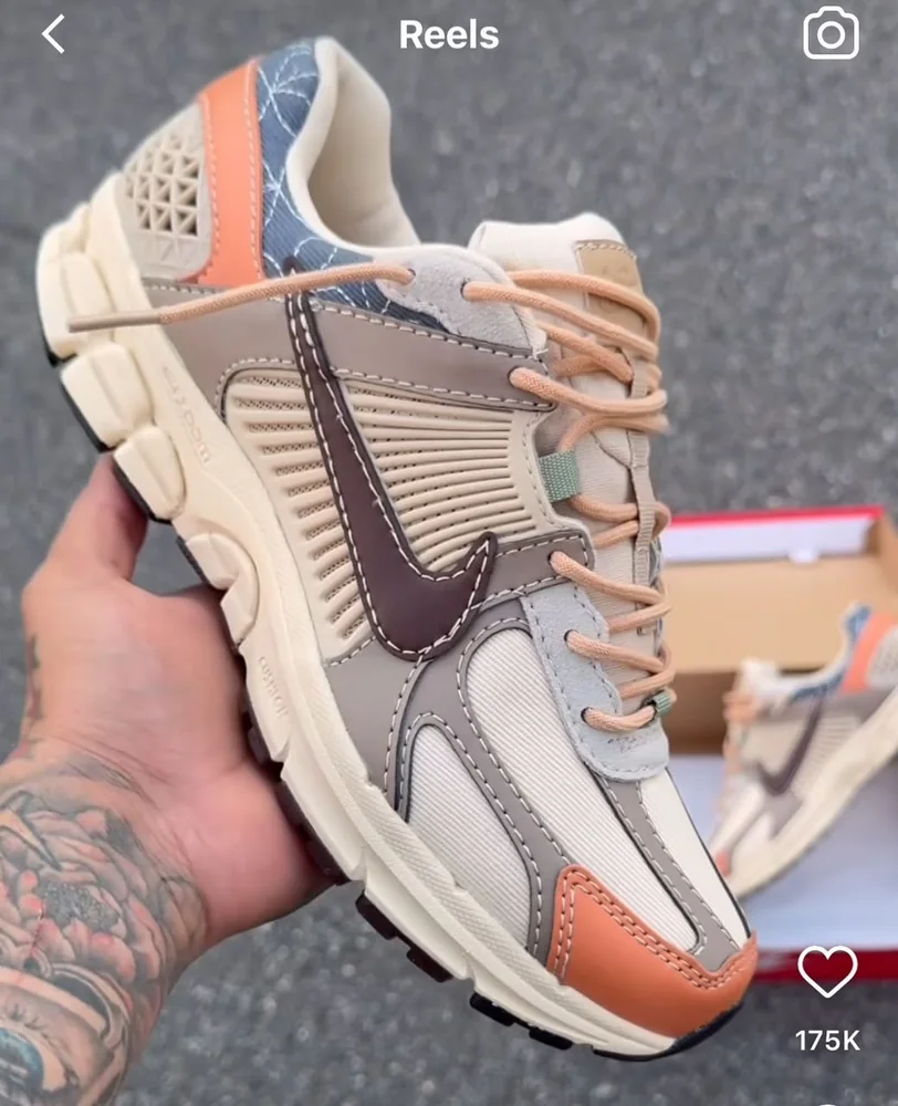 Nike P-6000 Velvet Brown / Cream II / Enigma Stone / Ridgerock — Chaussures Oriol Shoes Abomey-Calavi. Basket basse de sport avec empiècements beige clair et gris, accents orange saumon, empiècements en mesh et matière synthétique, grand Swoosh sombre, lacets saumon, semelle épaisse beige et semelle extérieure noire